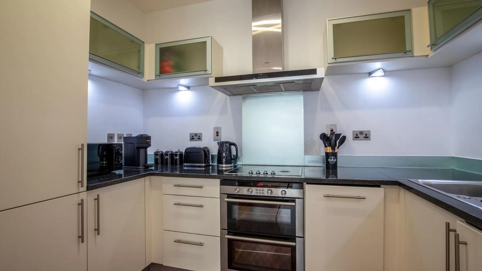 Londwell, Canary Wharf River Thames Balcony Apartment London