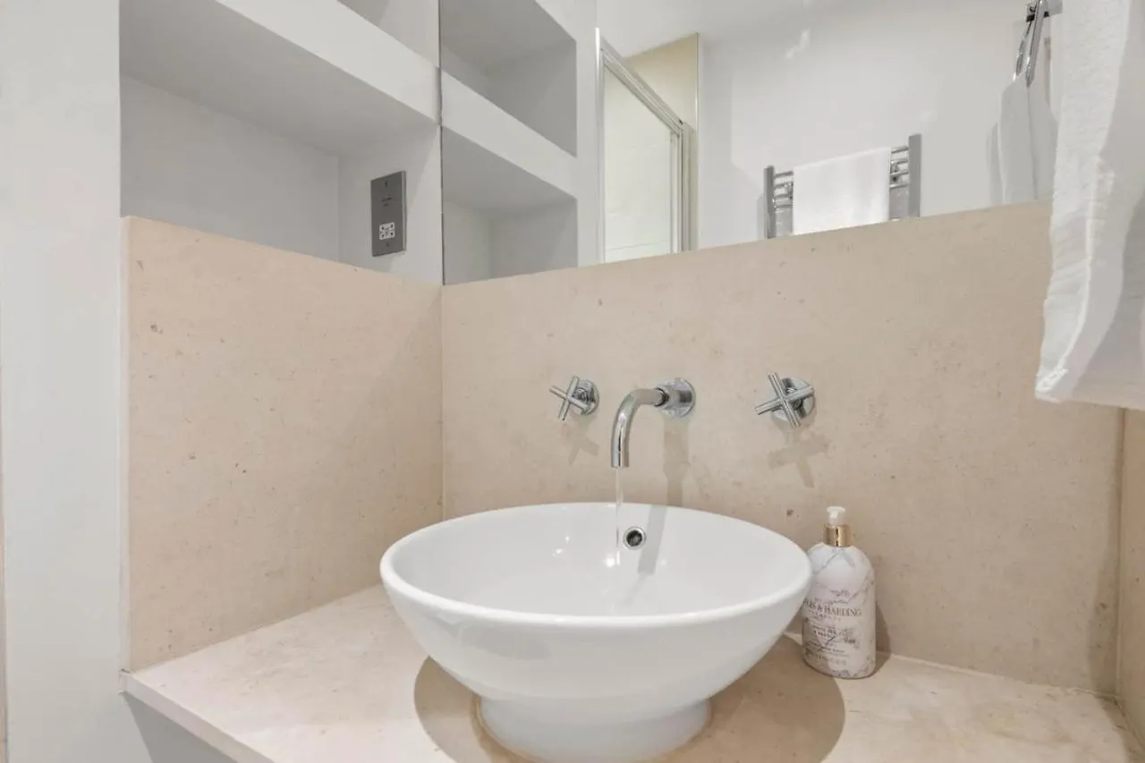 Londwell, Canary Wharf River Thames Balcony Apartment London