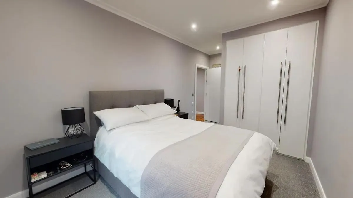 Londwell, Canary Wharf River Thames Balcony Apartment London