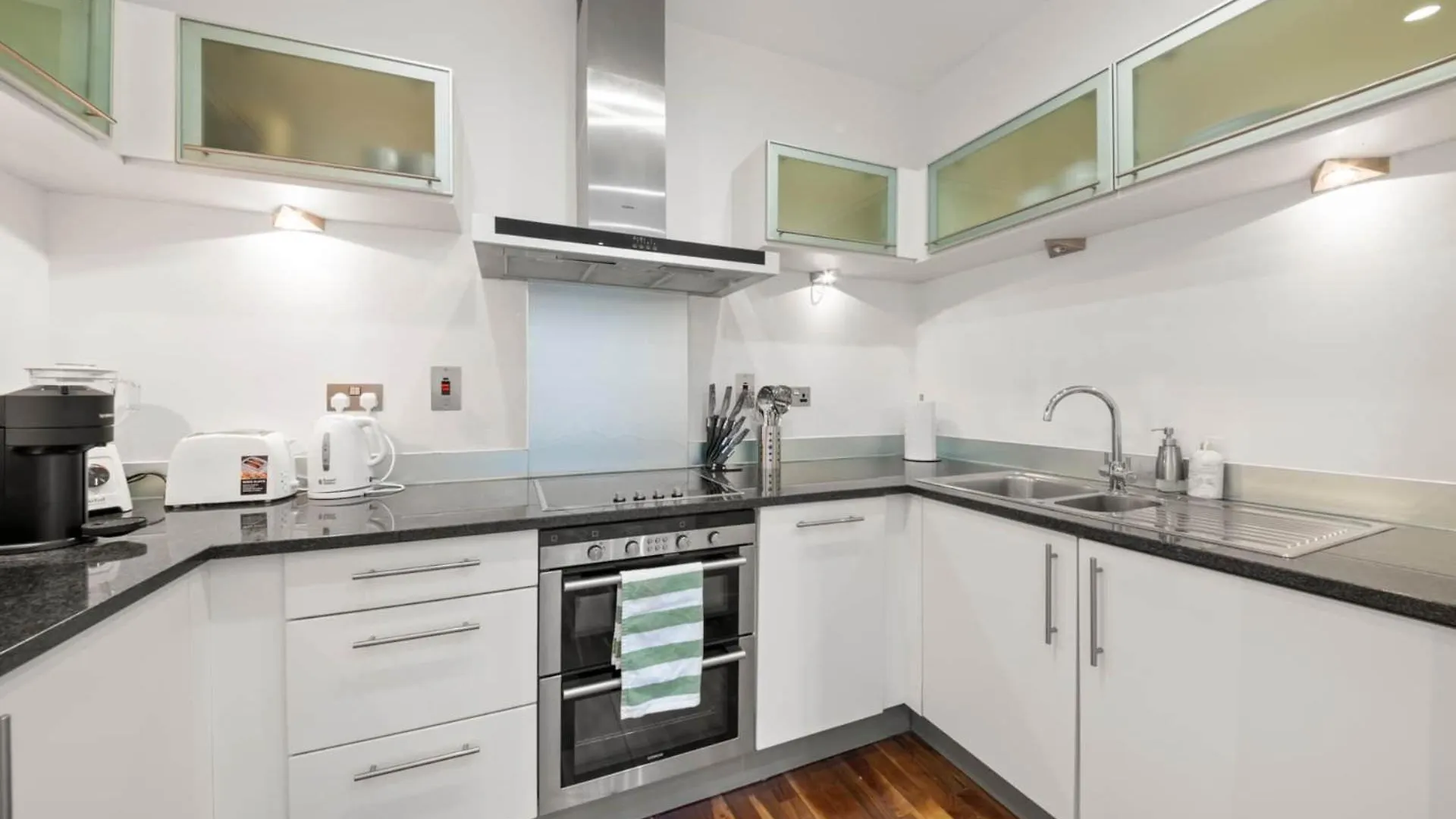 Londwell, Canary Wharf River Thames Balcony Apartment London
