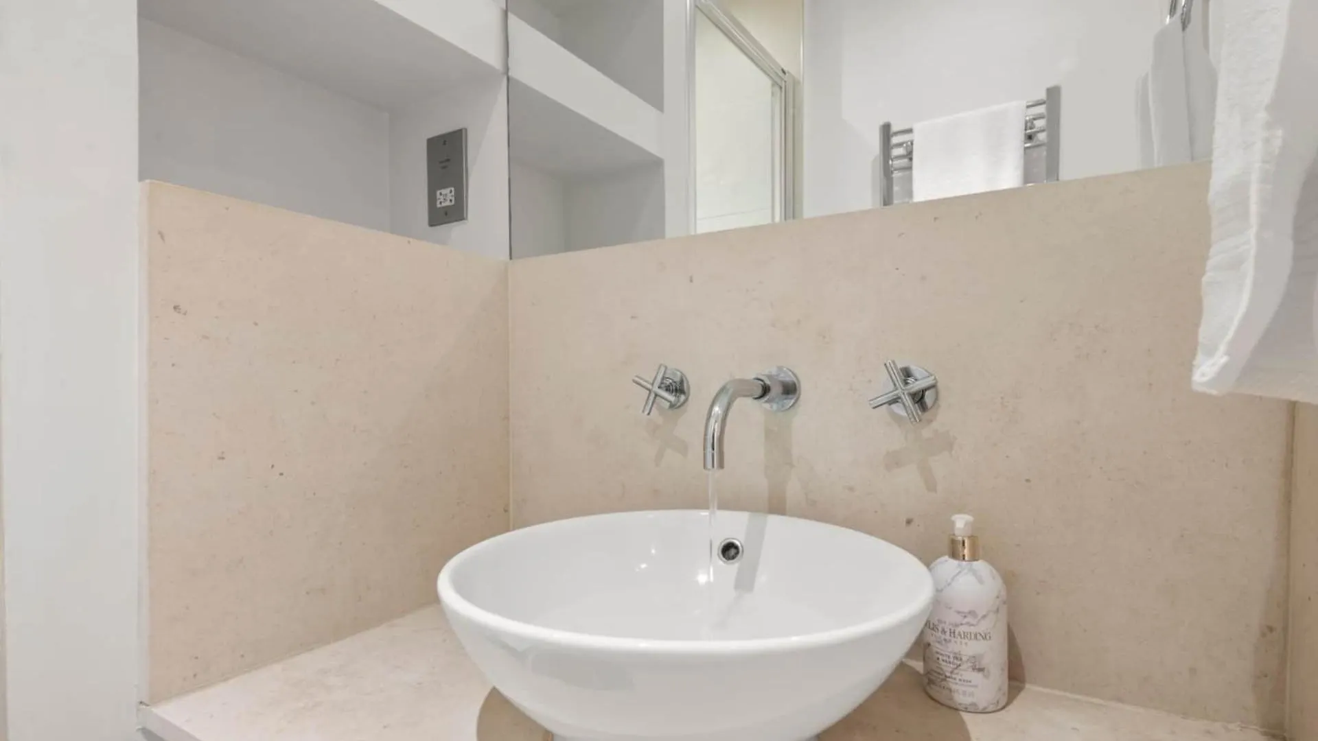 Londwell, Canary Wharf River Thames Balcony Apartment London